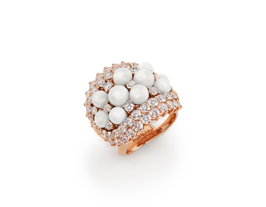 Anello Cherie in oro rosa con diamanti taglio brillante e micro sfere di corallo bianco, CHANTECLER (24.500 €).