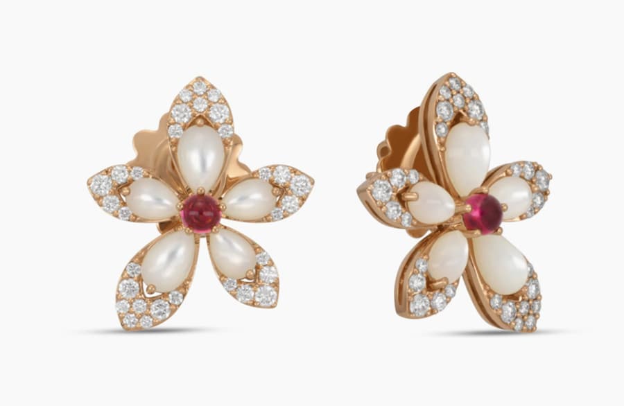 Orecchini Tiaré in rubellite e madreperla, diamanti e oro rosa, ROBERTO COIN (6.750 €).