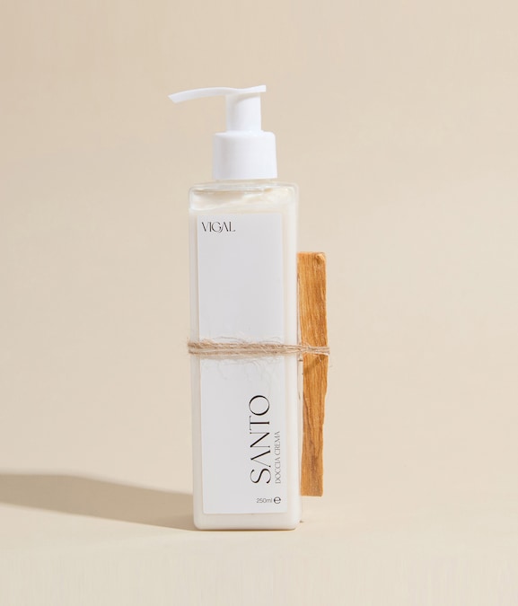 Crema doccia con olio essenziale di Palo Santo, VIGAL (250 ml, 18 €).