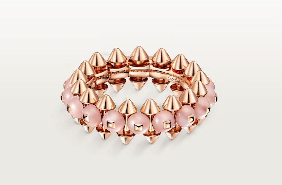 Anello Clash in oro e calcedonio rosa, CARTIER (6.400 €).