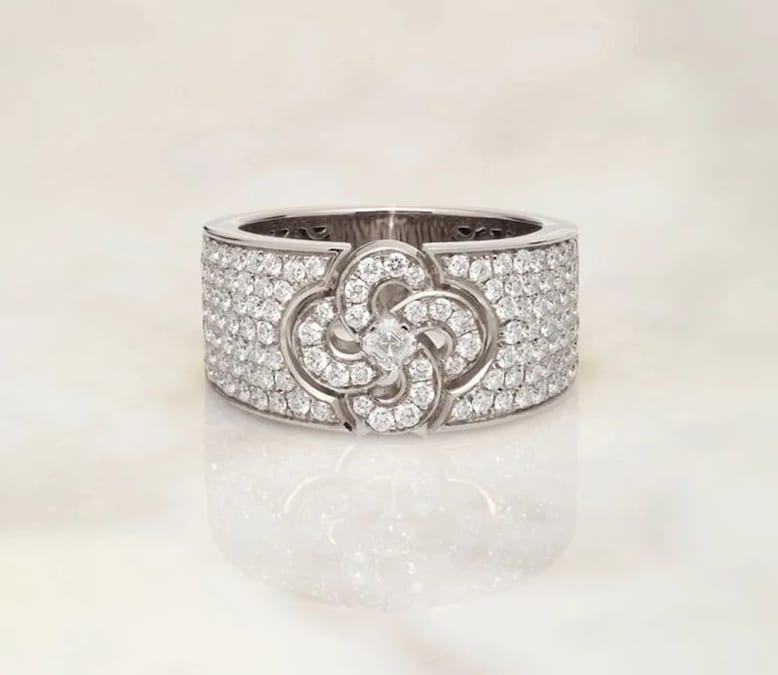 Anello a fascia C-Lover in oro bianco e diamanti, con intarsio a vortice, CRIVELLI.