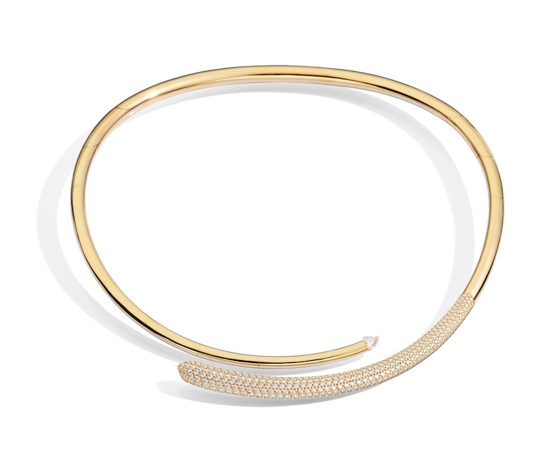 Collana contrarié flessibile in oro giallo con pavé e diamante a cuore, RECARLO (29.650 €).