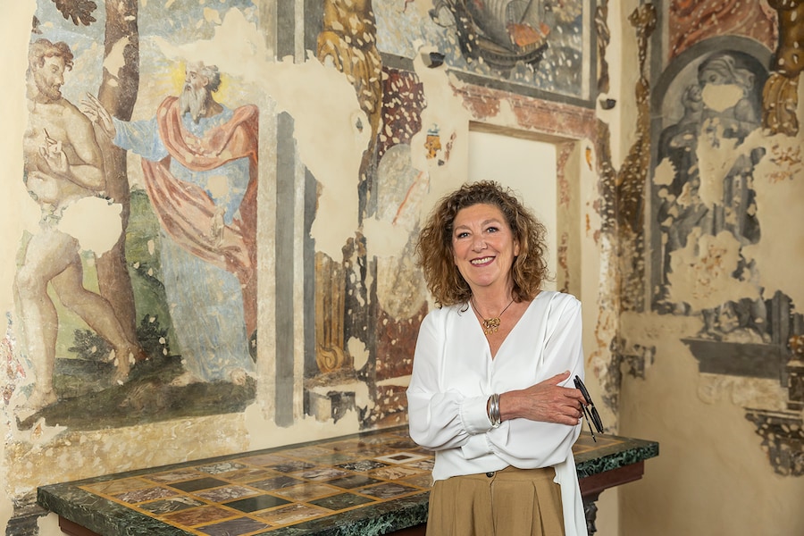 Olimpia Leopardi. Biblioteca con l affresco scoperto e dettaglio la cacciata dal Paradiso.