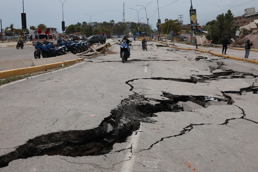 Alcuni motociclisti percorrono una strada lesionata dai terremoti che hanno colpito La Guaira, in Venezuela (APN)