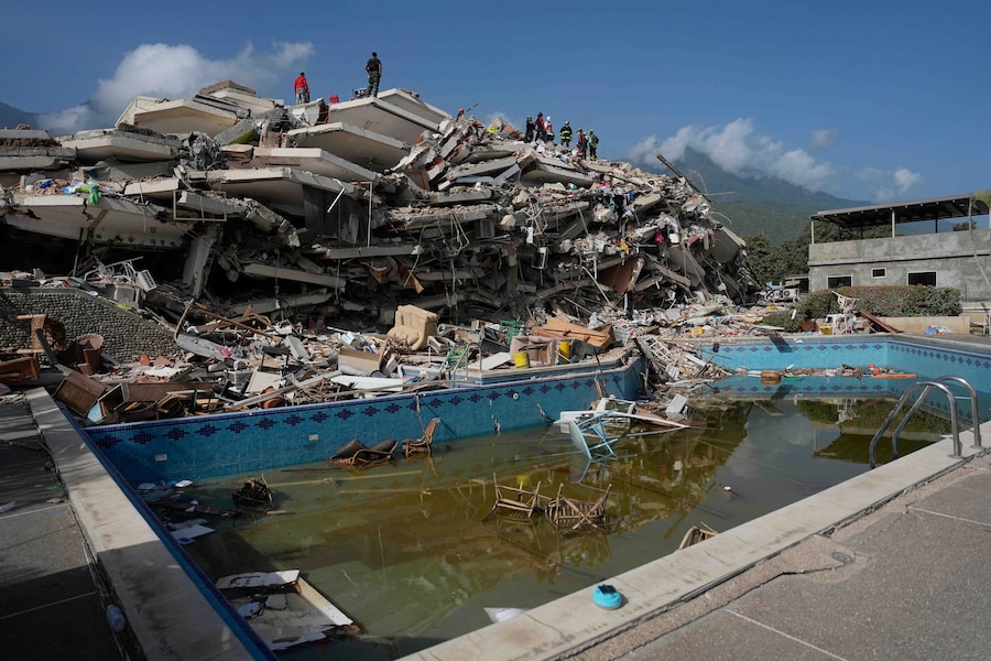 Rescue workers search through the rubble three days after earthquakes struck Catia La Mar, Venezuela, Saturday, June 27, 2026. (AP Photo/Fernando Vergara) (APN)