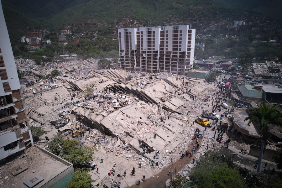 Residenti e soccorritori scavano tra le macerie a La Guaira, in Venezuela (APN)