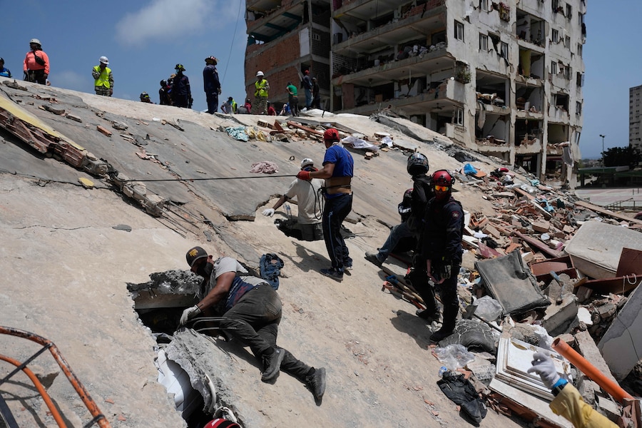 Residenti e soccorritori cercano sopravvissuti a Catia la Mar, in Venezuela (APN)