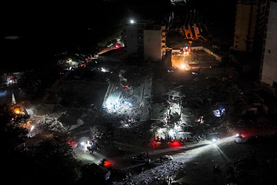Residenti e soccorritori setacciano le macerie a La Guaira, in Venezuela (APN)