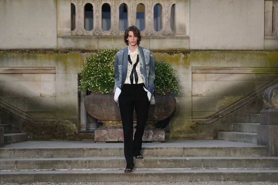  (APN)