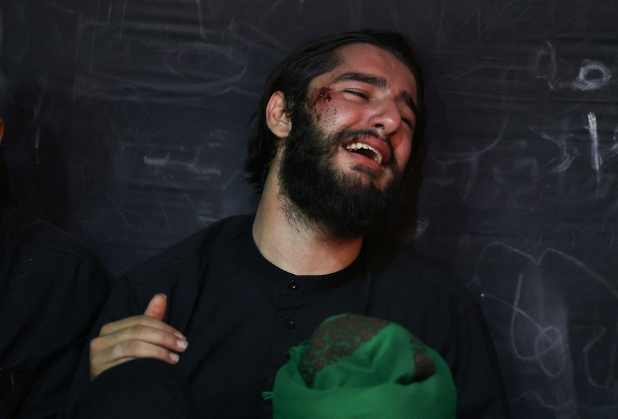Un musulmano sciita iraniano durante i riti di lutto che precedono l’Ashura, il giorno più sacro del calendario sciita, a Kerbela, in Iraq (REUTERS)