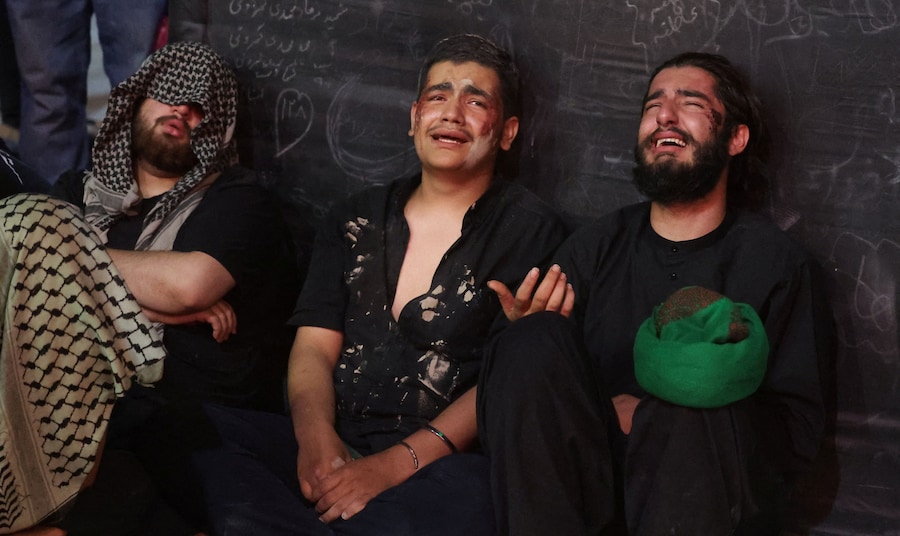 Pellegrini musulmani sciiti iraniani partecipano ai riti di lutto in vista dell’Ashura, il giorno più sacro del calendario sciita, a Kerbela, in Iraq (REUTERS)