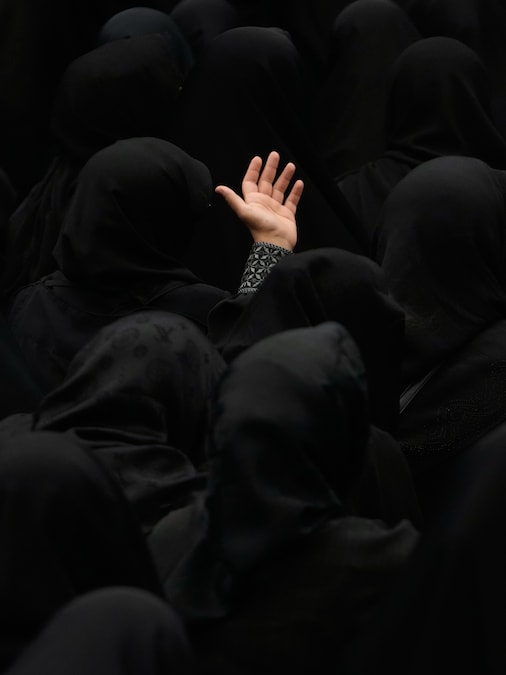 Una donna iraniana prega durante una cerimonia di lutto a Teheran, in Iran, nel giorno sacro dell’Ashura (APN)