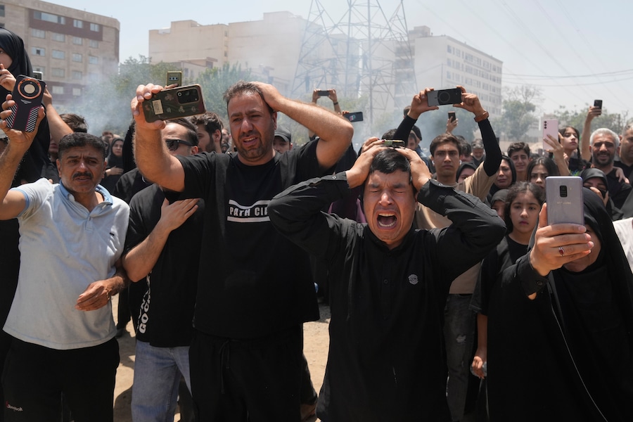 Alcune persone piangono mentre riprendono la rievocazione della battaglia di Kerbala del 680 d.C., a Teheran, in Iran (APN)