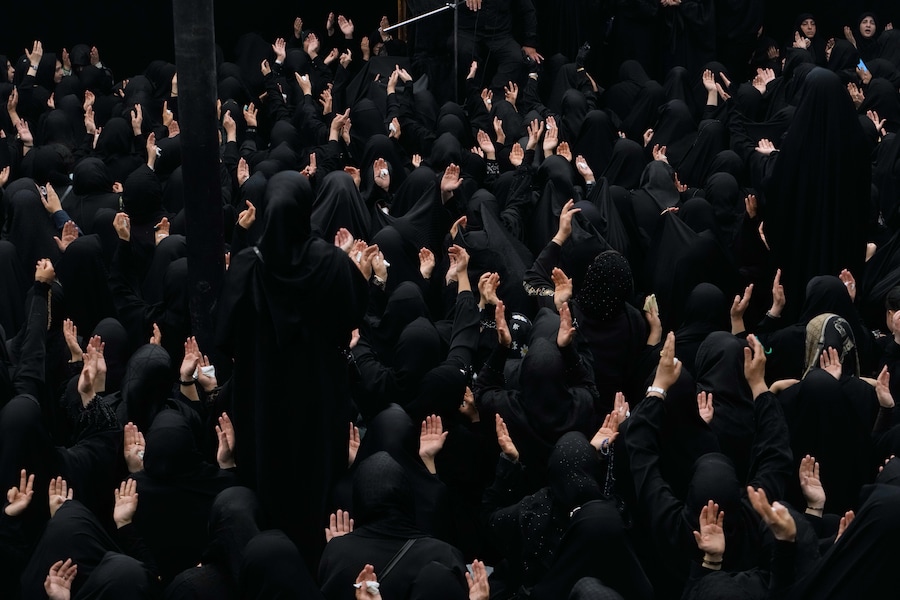 Donne iraniane pregano durante una cerimonia di lutto a Teheran, in Iran, nel giorno sacro dell’Ashura (APN)