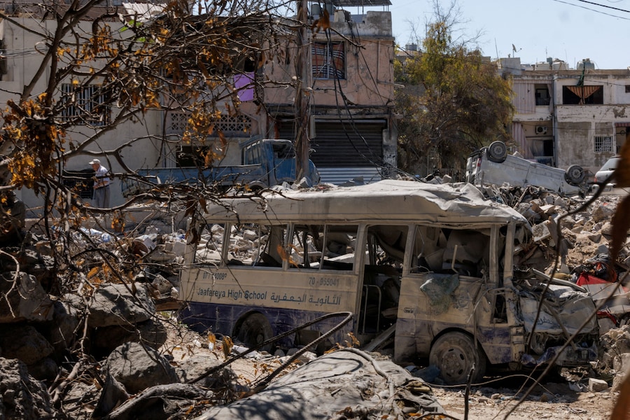 Uno scuolabus danneggiato da un attacco israeliano a Tiro, nel Libano meridionale (REUTERS)
