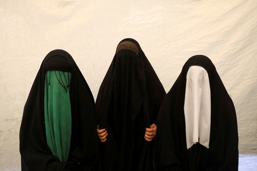 Musulmani sciiti iraniani partecipano a una cerimonia di commemorazione dell’Ashura, il giorno più sacro del calendario sciita, a Teheran, Iran (via REUTERS)