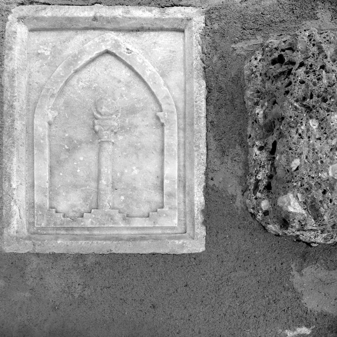 La Santità della Pietra_Luca Forno_Sala delle Grasce_Pietrasanta_stemma del Comune di Pietrasanta nel complesso di Sant’Agostino