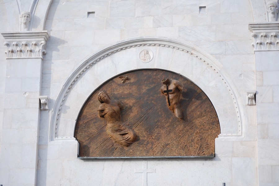 Lunetta Igor Mitorai e facciata Complesso di Sant’Agostino Pietrasanta restauro FondPaoloeGiulianaClerici