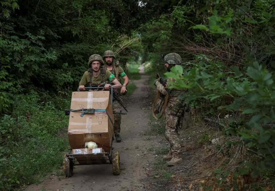 Militari ucraini trasportano rifornimenti durante una missione di combattimento nei pressi della città di Kostiantynivka, in prima linea nella regione di Donetsk, Ucraina, il 25 giugno 2026. (REUTERS)