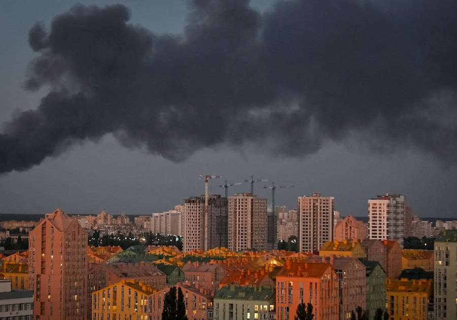 Il fumo si alza sulla città durante un attacco missilistico russo a Kiev, Ucraina, il 25 giugno 2026. REUTERS/Stringer IMMAGINI DEL GIORNO DI TPX (REUTERS)