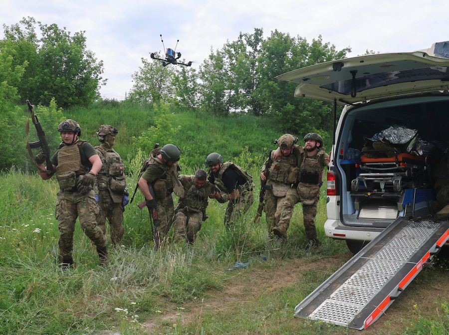 Guardie di frontiera del comando di pronto intervento mentre seguono un corso di formazione medica. (EPA)