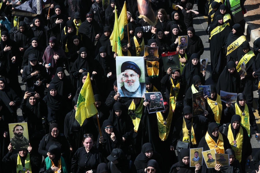 Sostenitori di Hezbollah sventolano bandiere e portano una foto del defunto leader dell’organizzazione Hassan Nasrallah mentre sfilano durante una processione in occasione dell’Ashura nel sud di Beirut, in Libano, il 26 giugno 2026. (EPA)