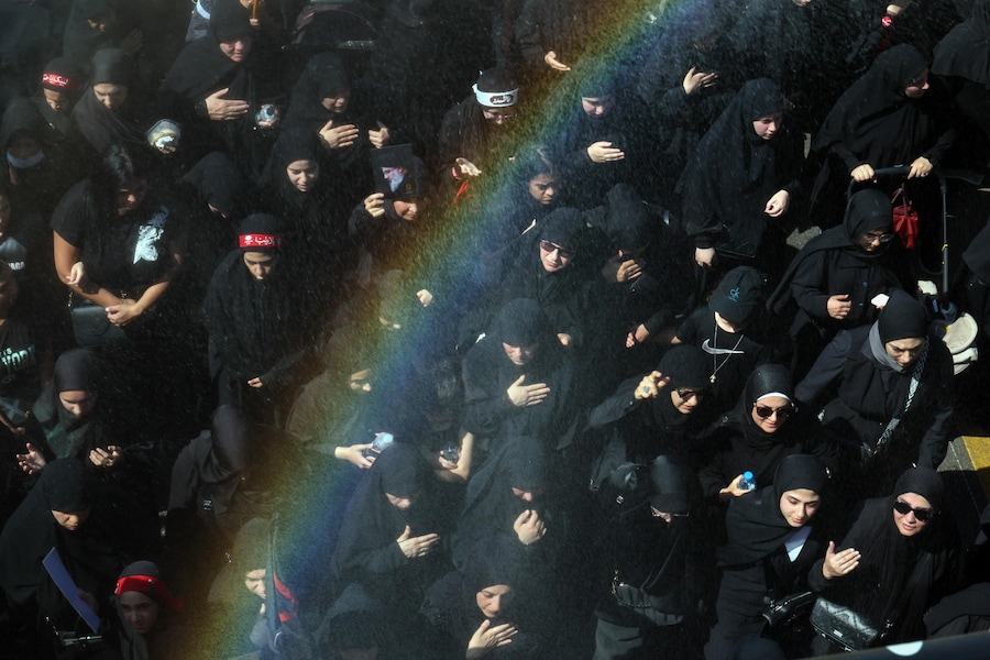I sostenitori di Hezbollah spruzzati con acqua mentre partecipano a una processione in occasione della Giornata dell’Ashura, nel sud di Beirut, in Libano, il 26 giugno 2026. (EPA)