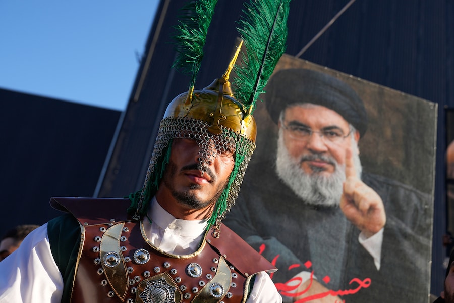 Un sostenitore di Hezbollah partecipa alla festività dell’Ashura. (APN)