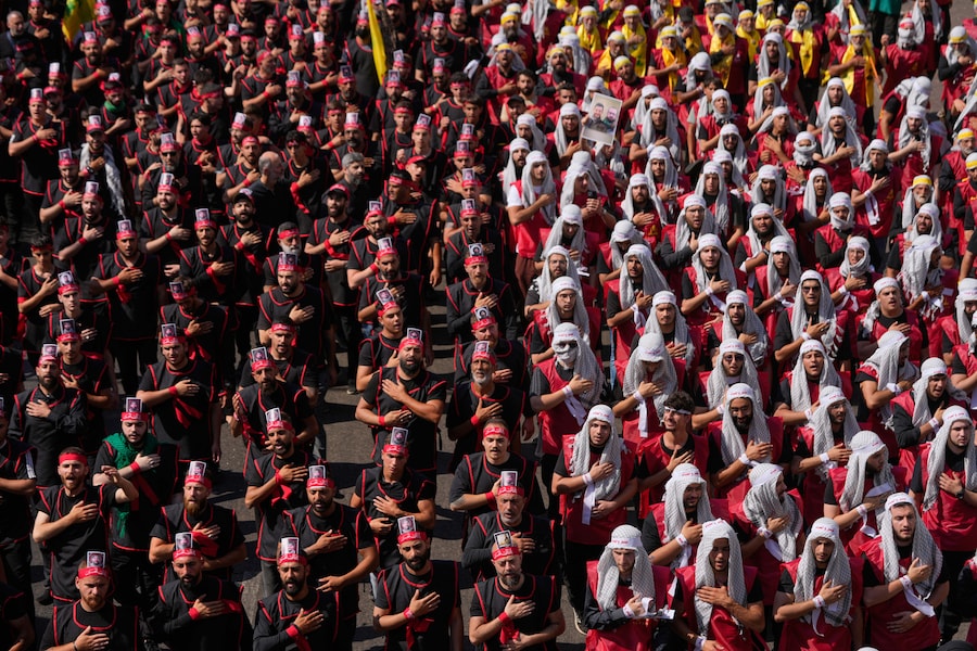 I sostenitori di Hezbollah si battono il petto mentre sfilano in occasione della festività sacra dell’Ashura. (APN)
