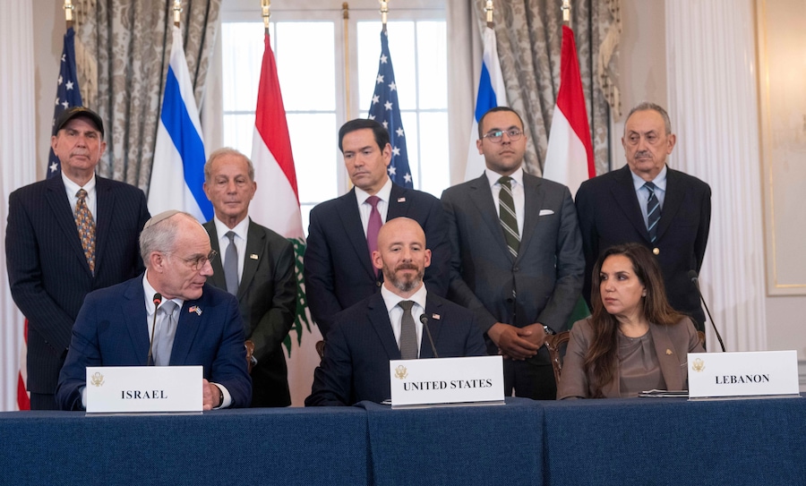 Il Segretario di Stato Marco Rubio osserva l’ambasciatore israeliano negli Stati Uniti Yechiel Leiter, seduto a sinistra, mentre guarda l’ambasciatrice libanese negli Stati Uniti Nada Hamadeh in occasione della firma di un accordo quadro, descritto come un primo passo verso la pace dopo mesi di conflitto tra Israele e il gruppo militante libanese Hezbollah, presso il Dipartimento di Stato, venerdì 26 giugno 2026, a Washington. (APN)