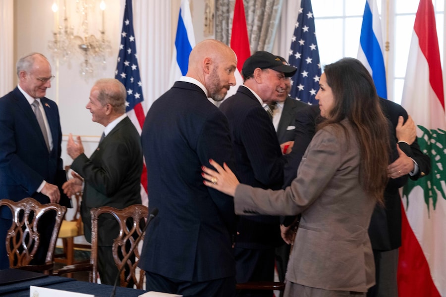L'ambasciatrice del Libano negli Stati Uniti, Nada Hamadeh (a destra), parla con il consigliere Dan Holler dopo la firma di un accordo quadro. (APN)