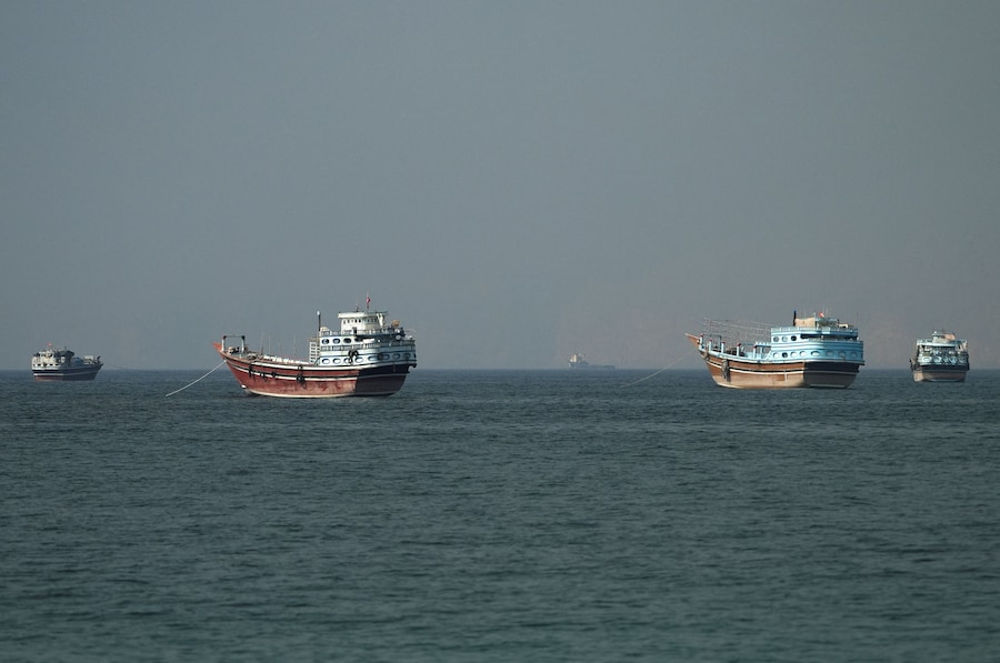 Navi nello Stretto di Hormuz, viste da Musandam, Oman, 26 giugno 2026. (REUTERS)