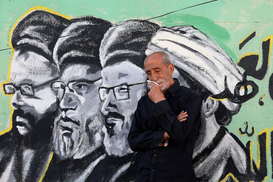 Un fedele sciita si trova davanti a un graffito mentre celebra l’Ashura, il giorno più sacro del calendario musulmano sciita, nella periferia meridionale di Beirut, in Libano, il 26 giugno 2026. (REUTERS)