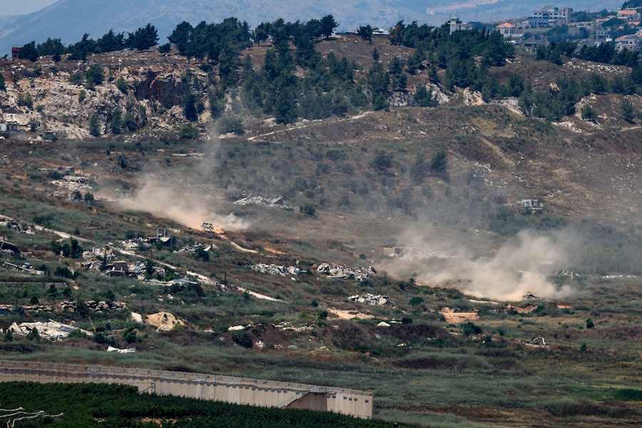 Carri armati israeliani in manovra in Libano, dopo la firma di un accordo quadro tra Israele e Libano a seguito dei colloqui mediati dagli Stati Uniti, come si vede dal nord di Israele, 27 giugno 2026. (REUTERS)
