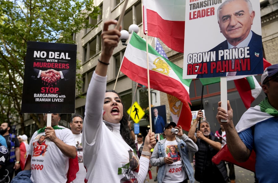 La bandiera iraniana del “Leone e del Sole”, utilizzata prima della Rivoluzione del 1979 in Iran, durante una manifestazione tenutasi nei pressi dello stadio prima della partita della fase a gironi della Coppa del Mondo FIFA 2026 tra Egitto e Iran, a Seattle, Stati Uniti, 26 giugno 2026. (EPA)