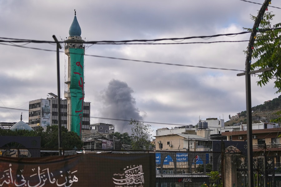 Il fumo si alza dal luogo in cui è avvenuto un attacco aereo israeliano alla periferia di Nabatiyeh durante l’Ashoura, la ricorrenza in cui gli sciiti commemorano il martirio dell’Imam Hussein, nipote del Profeta Maometto, a Nabatiyeh, nel Libano meridionale, venerdì 26 giugno 2026. (APN)