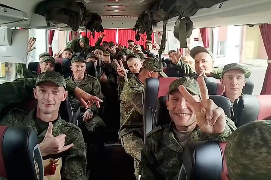 Un fotogramma tratto da un video diffuso dall’ufficio stampa del Ministero della Difesa russo mostra la reazione dei prigionieri di guerra russi (POW) a seguito di uno scambio di prigionieri avvenuto in una località segreta in Bielorussia, il 26 giugno 2026. (EPA)