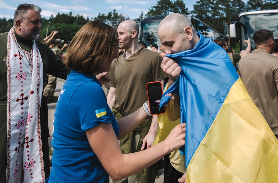 I prigionieri di guerra ucraini (POW) dopo uno scambio di prigionieri in una località segreta in Ucraina, il 26 giugno 2026. (EPA)