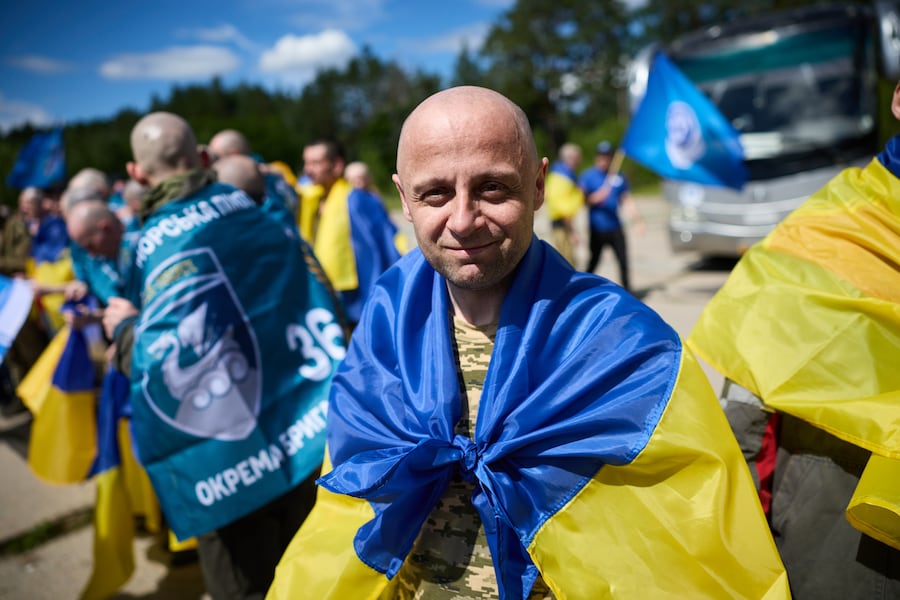 In questa foto fornita venerdì 26 giugno 2026 dall’Ufficio stampa del Presidente dell’Ucraina, un soldato ucraino è ritratto davanti a un autobus dopo essere tornato dalla prigionia in seguito a uno scambio di prigionieri di guerra tra Russia e Ucraina, nella regione di Chernyhiv, in Ucraina (APN)