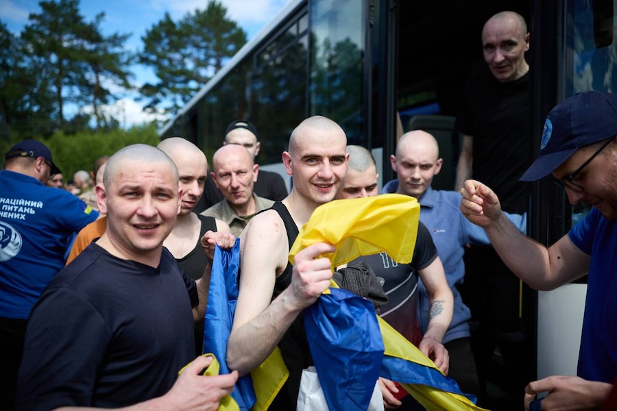 In questa foto fornita dall'Ufficio stampa della Presidenza ucraina, alcuni prigionieri di guerra ucraini reagiscono dopo uno scambio di prigionieri in una località non resa nota, in Ucraina, venerdì 26 giugno 2026. (APN)