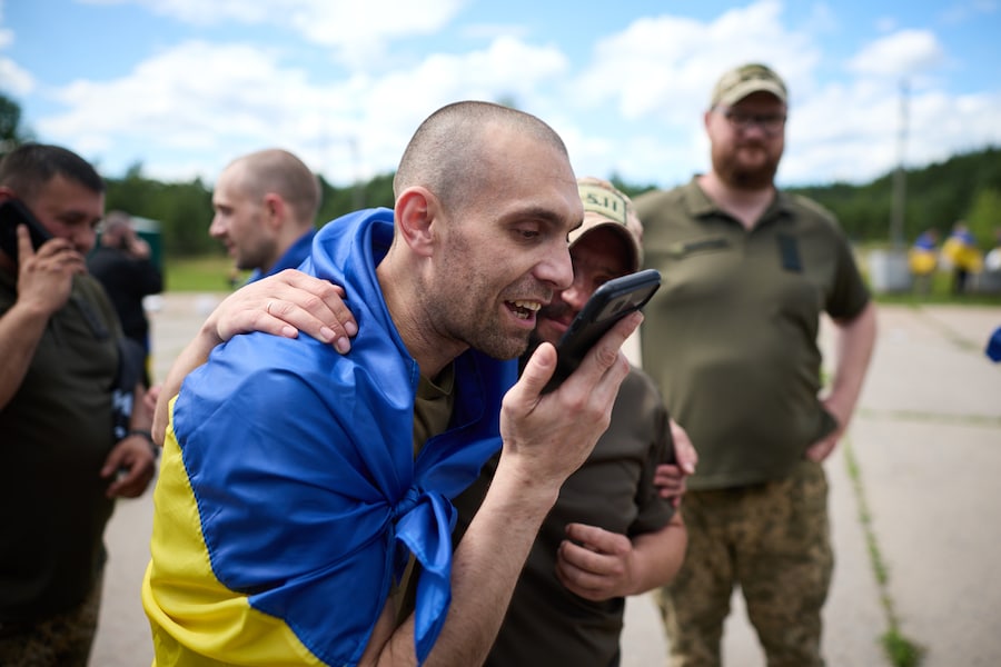 In questa foto fornita venerdì 26 giugno 2026 dall’Ufficio stampa del Presidente dell’Ucraina, un soldato ucraino parla al telefono con i propri familiari dopo essere tornato dalla prigionia in seguito a uno scambio di prigionieri di guerra tra Russia e Ucraina, nella regione di Chernyhiv, in Ucraina. (APN)