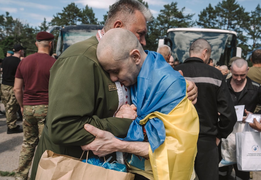 I prigionieri di guerra ucraini (POW) dopo uno scambio di prigionieri in una località segreta in Ucraina, il 26 giugno 2026. (EPA)