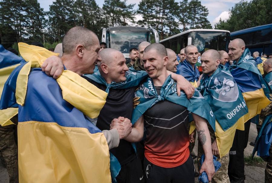 I prigionieri di guerra ucraini (POW) dopo uno scambio di prigionieri in una località segreta in Ucraina, il 26 giugno 2026. (EPA)