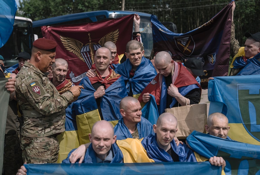 I prigionieri di guerra ucraini (POW) dopo uno scambio di prigionieri in una località segreta in Ucraina, il 26 giugno 2026. (EPA)