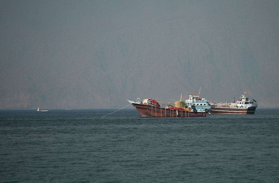 Navi nello Stretto di Hormuz, viste da Musandam, Oman. (REUTERS)