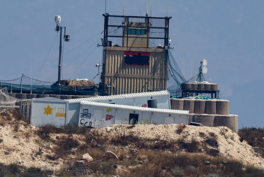 Una postazione militare israeliana in Libano, dopo la firma di un accordo quadro tra i due Paesi a seguito dei colloqui mediati dagli Stati Uniti, vista dal nord di Israele. (REUTERS)