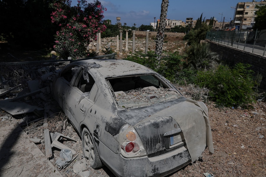Un'auto danneggiata all'ingresso delle rovine romane di Al-Bass, sito patrimonio mondiale dell'UNESCO colpito da un attacco aereo israeliano a Tiro, nel Libano meridionale. (REUTERS)