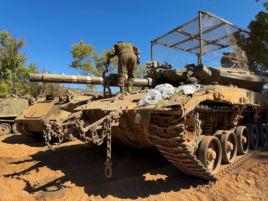 Un soldato israeliano lavora su un carro armato sul tra Israele e Libano, dopo che Israele e Libano hanno firmato un accordo quadro a seguito dei colloqui mediati dagli Stati Uniti, nel nord di Israele, il 28 giugno 2026. (REUTERS)