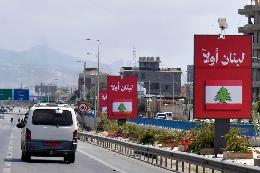 Cartelloni pubblicitari con la scritta “Lebanon First” sono esposti lungo l’autostrada che porta all’aeroporto di Beirut, in Libano. (EPA)