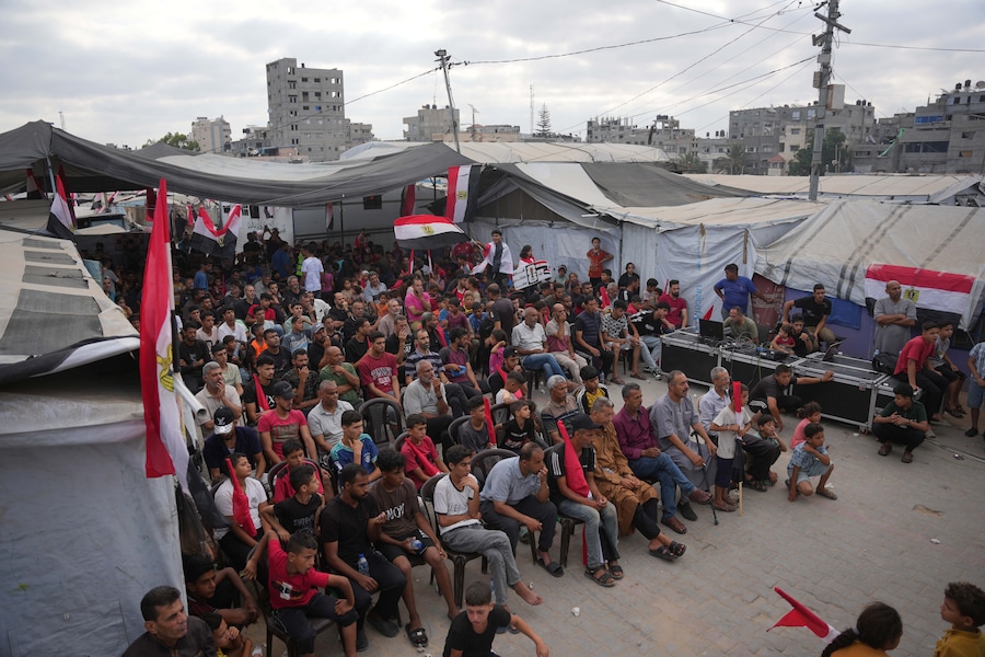 Sabato 27 giugno 2026, a Nuseirat, nella Striscia di Gaza centrale, alcuni palestinesi seguono la diretta della partita dei Mondiali di calcio tra Egitto e Iran su uno schermo. (APS)